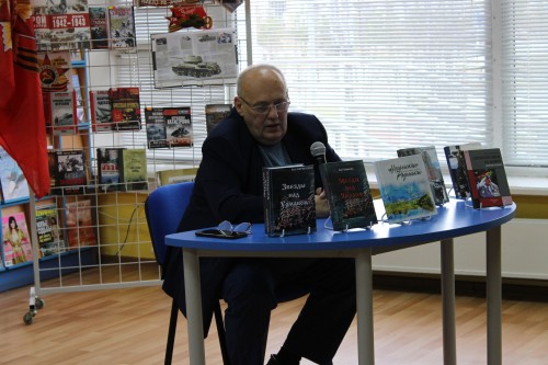 Няганские студенты побывали на презентации новой книги писателя Олега Борисенко