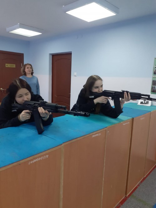 Няганские студенты приняли участие в сдаче норматива по стрельбе из электронного оружия